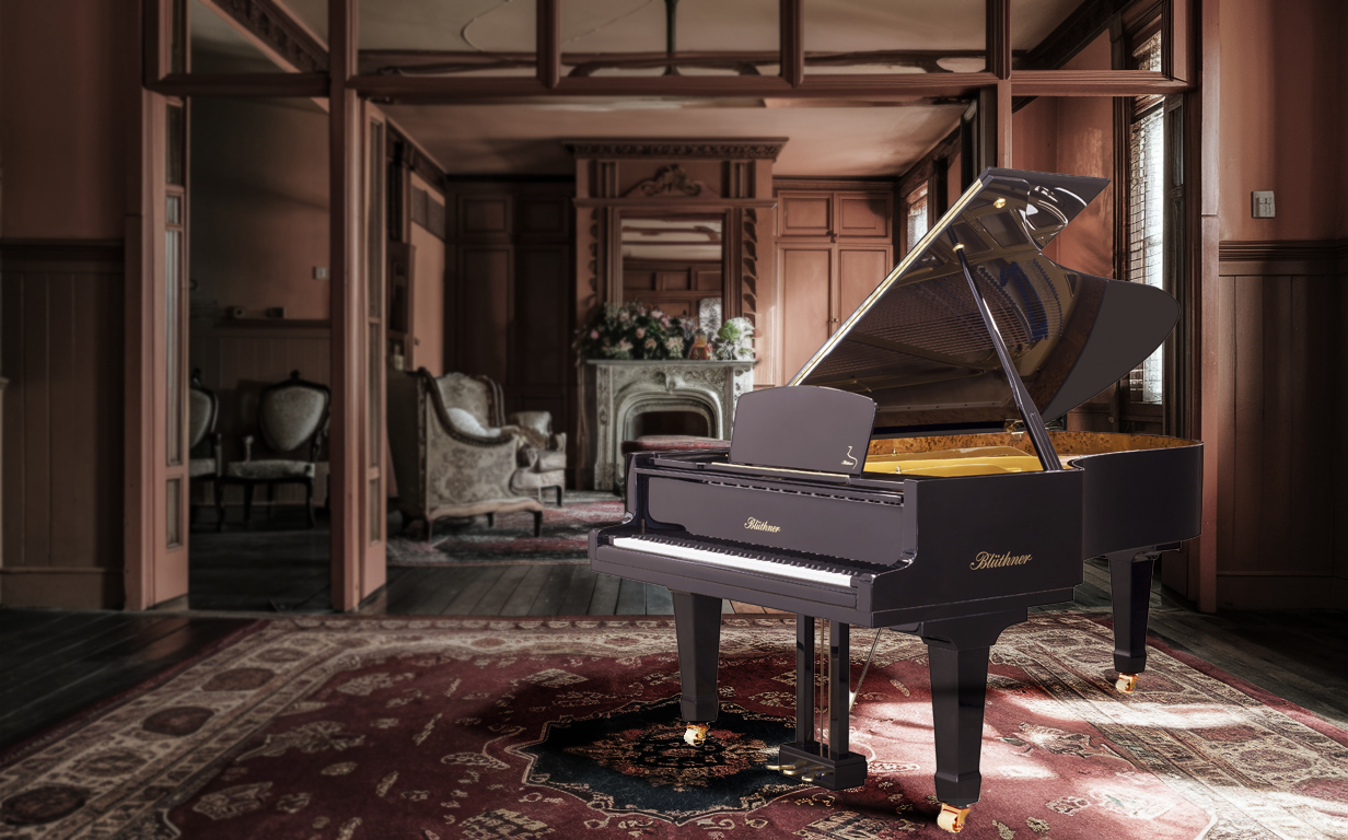 Czarny fortepian Blüthner na zdobionym dywanie w stylowym salonie z kominkiem i klasycznymi meblami