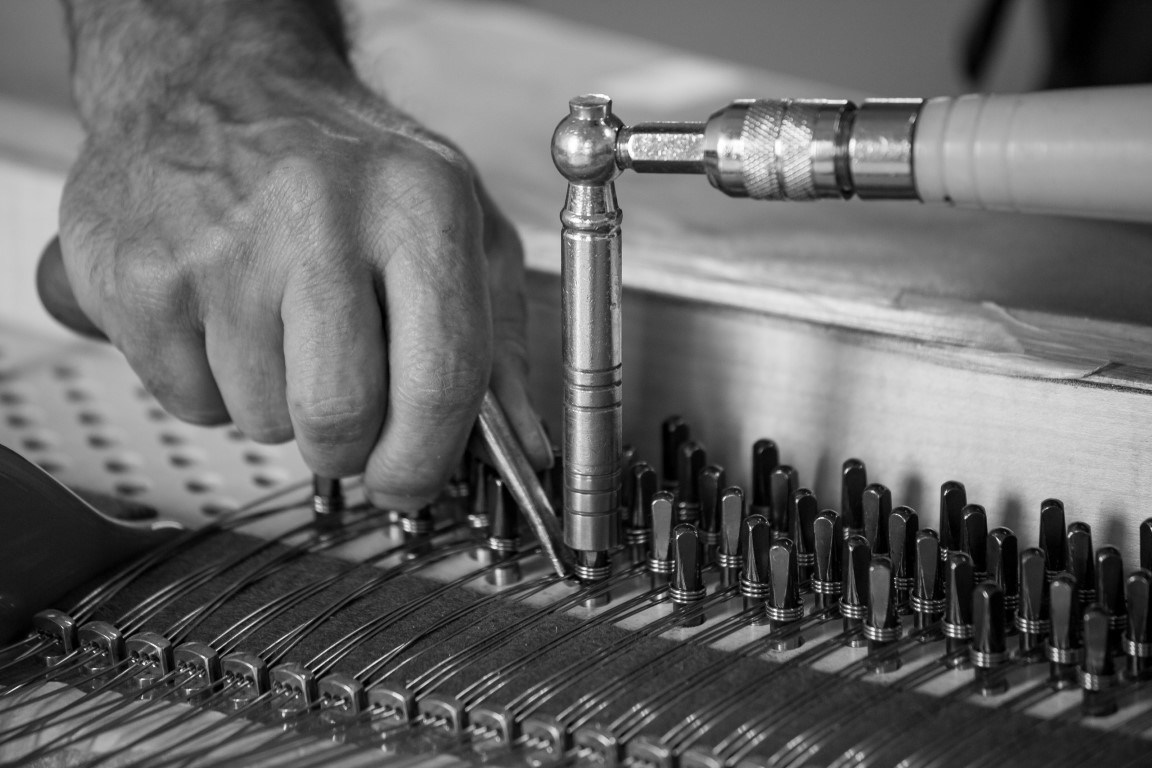 Reanimacja dźwięku: jak naprawa strun, młoteczków i tłumików wpływa na brzmienie fortepianu?